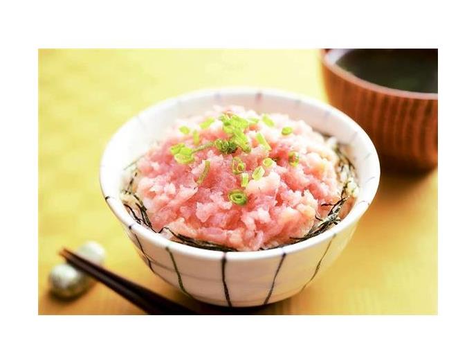 まるい形のまぐろたたき身丼の具