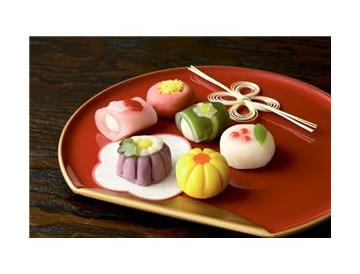 中央奥から時計まわりに山茶花、水仙、南天、福寿草、菊、梅