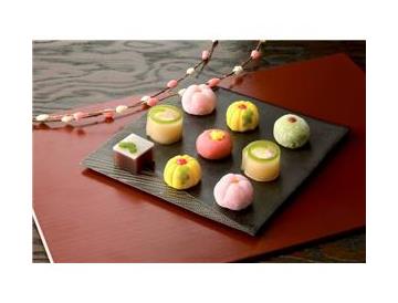 下段左から松、菊、梅、中段中央から山茶花、水仙、上段→、寒牡丹