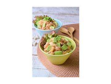 サーモンとアボカドのポキ丼