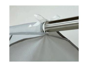 パイプにひもで結びます。※画像はイメージです。